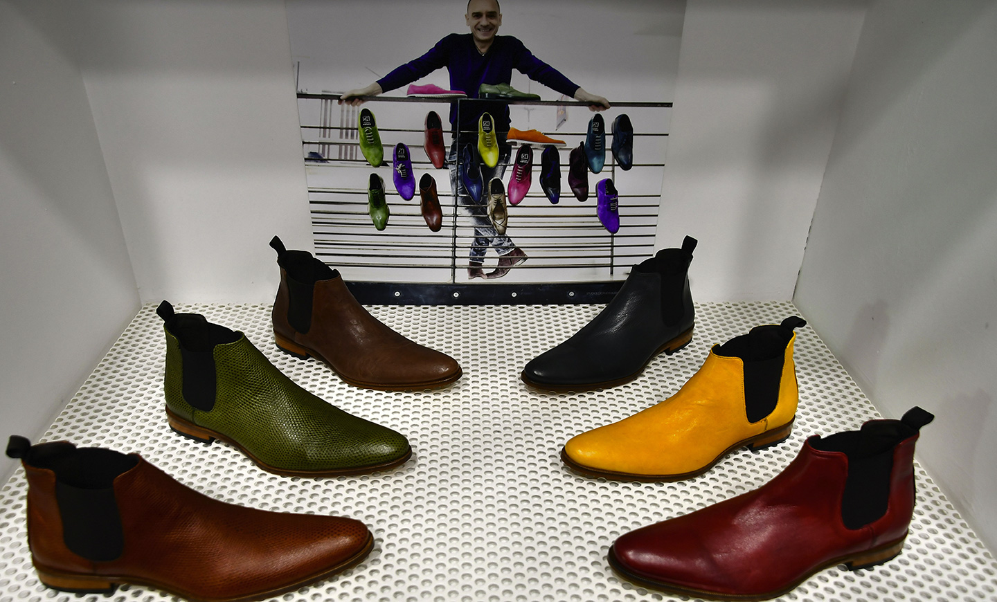 chaussures avec semelles rouges